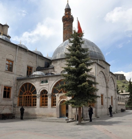 Ebu’l Hasan Harakani Türbesi